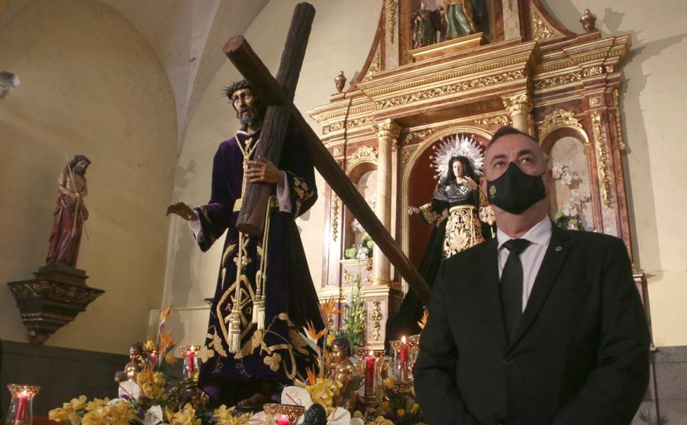 Un hermano de la Cofradía custodia la imagen durante su turno de vela.