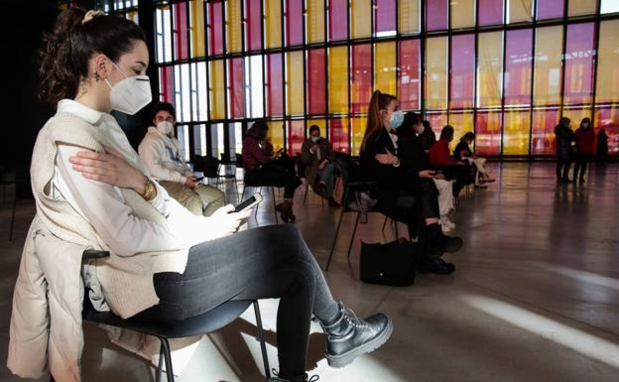 Imagen del inicio de la vacunación a estudiantes sanitarios, médicos y odontólogos en León.