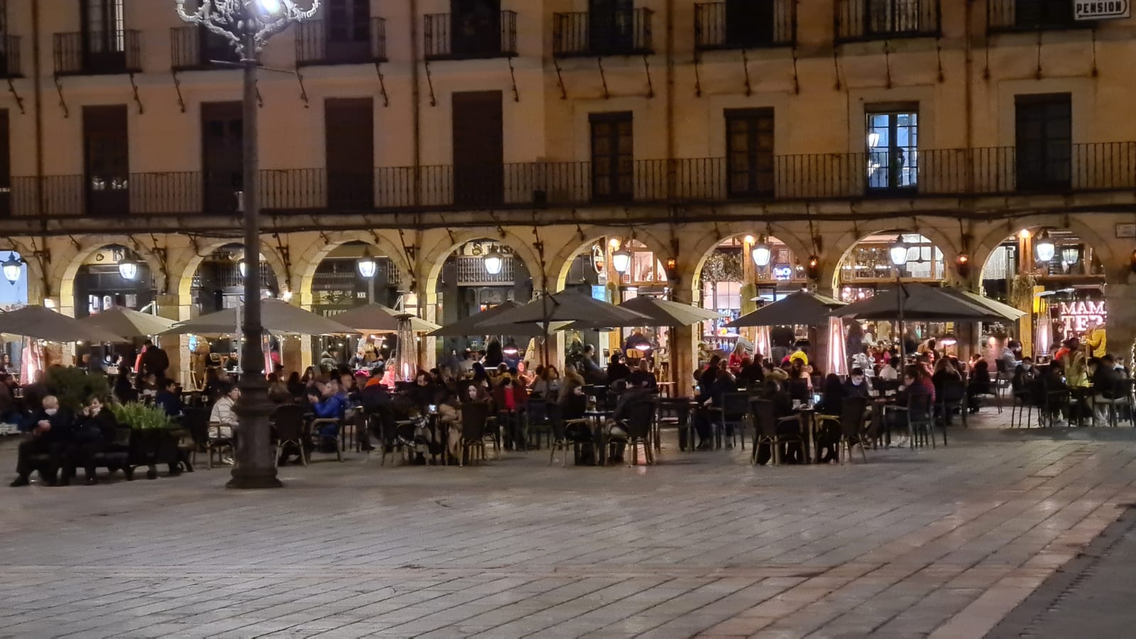 Los leoneses apuran el nuevo horario de la hostelería apoyado en el buen tiempo.