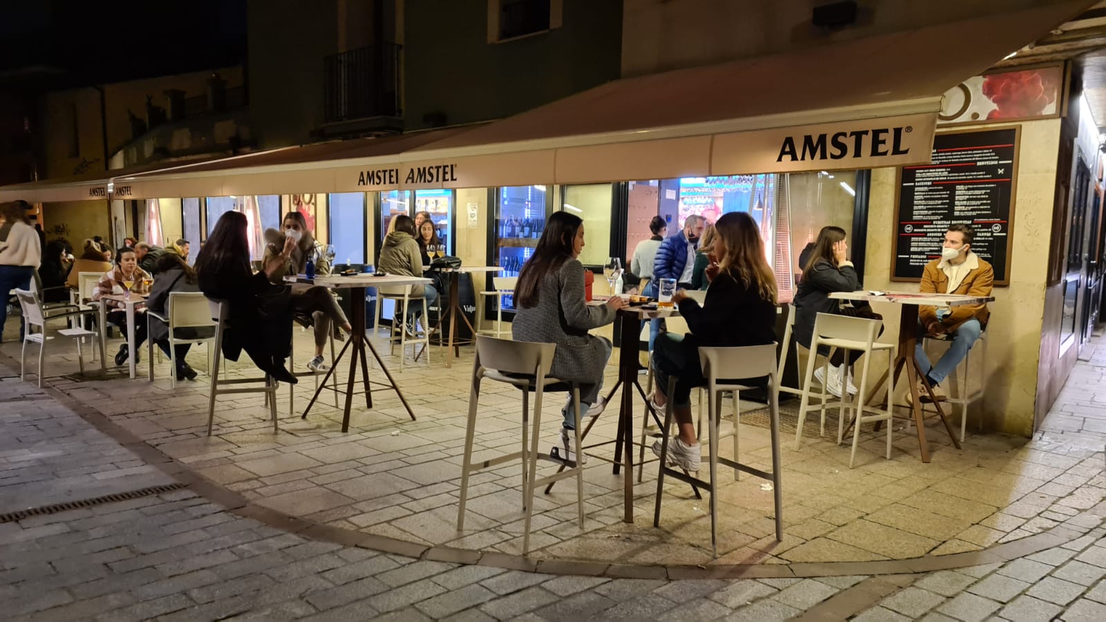 Los leoneses apuran el nuevo horario de la hostelería apoyado en el buen tiempo.