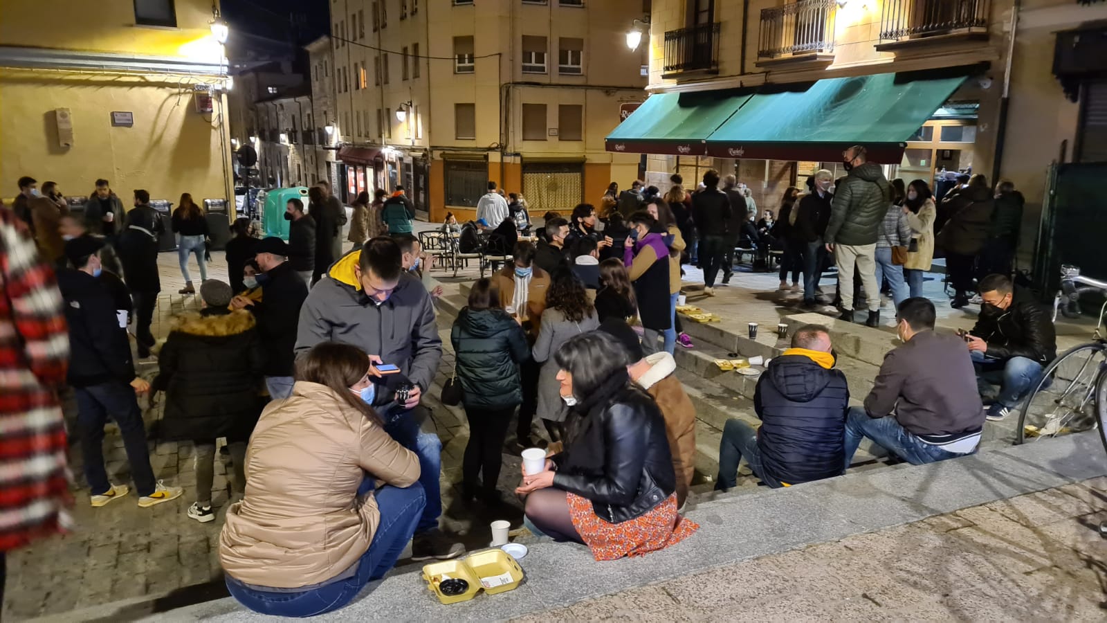 Los leoneses apuran el nuevo horario de la hostelería apoyado en el buen tiempo.