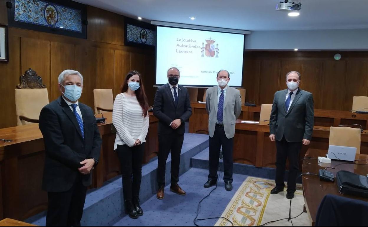 Olegario Ramón recibe a los responsables del informe.