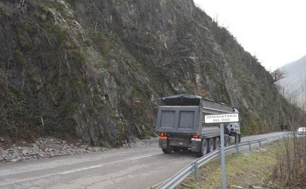 Los desprendimientos de la AS-15 en Degaña son recurrentes especialmente en el Mirador del Oso y Fondos de Vega. 