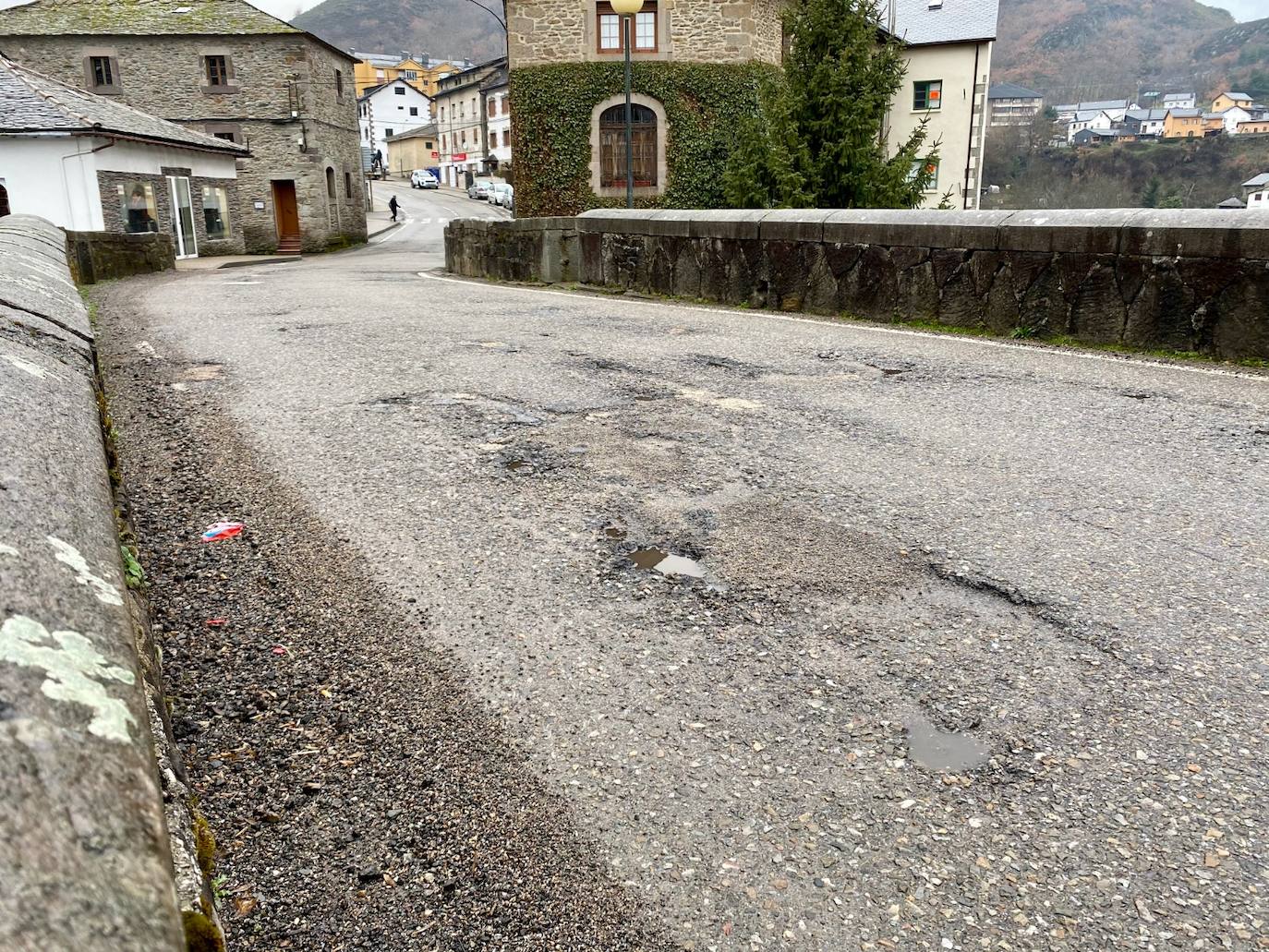 Baches y promesas unen El Bierzo con el Suroccidente Asturiano a la espera de la anhelada Ponferrada-La Espina. Mientras llega la ansiada conexión con la A-6 a la altura de Toreno, la actual carretera, muy obsoleta, sigue a la espera de mejoras imprescindibles para resultar mínimamente efectiva y viable para los conductores.