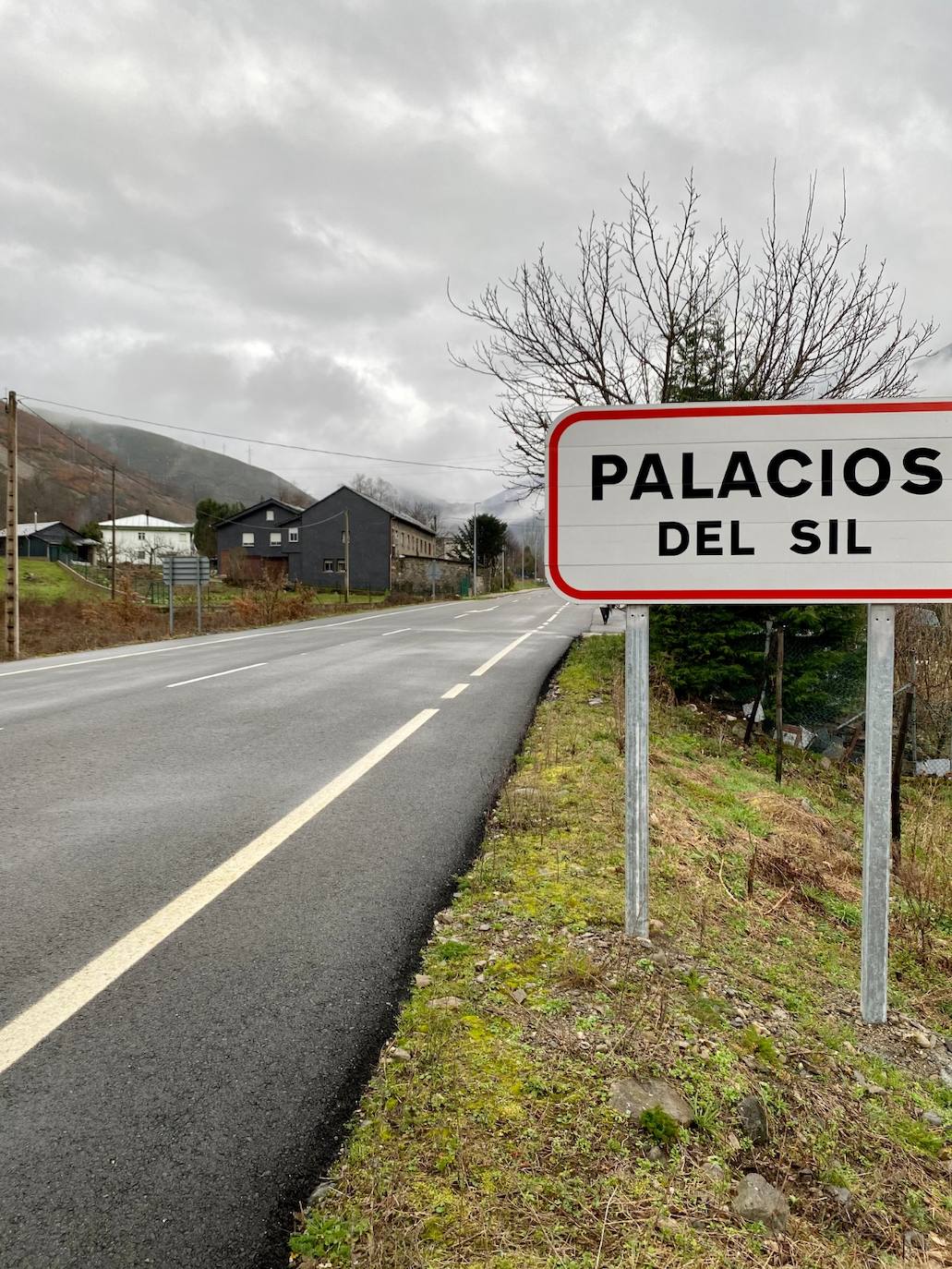 Baches y promesas unen El Bierzo con el Suroccidente Asturiano a la espera de la anhelada Ponferrada-La Espina. Mientras llega la ansiada conexión con la A-6 a la altura de Toreno, la actual carretera, muy obsoleta, sigue a la espera de mejoras imprescindibles para resultar mínimamente efectiva y viable para los conductores.