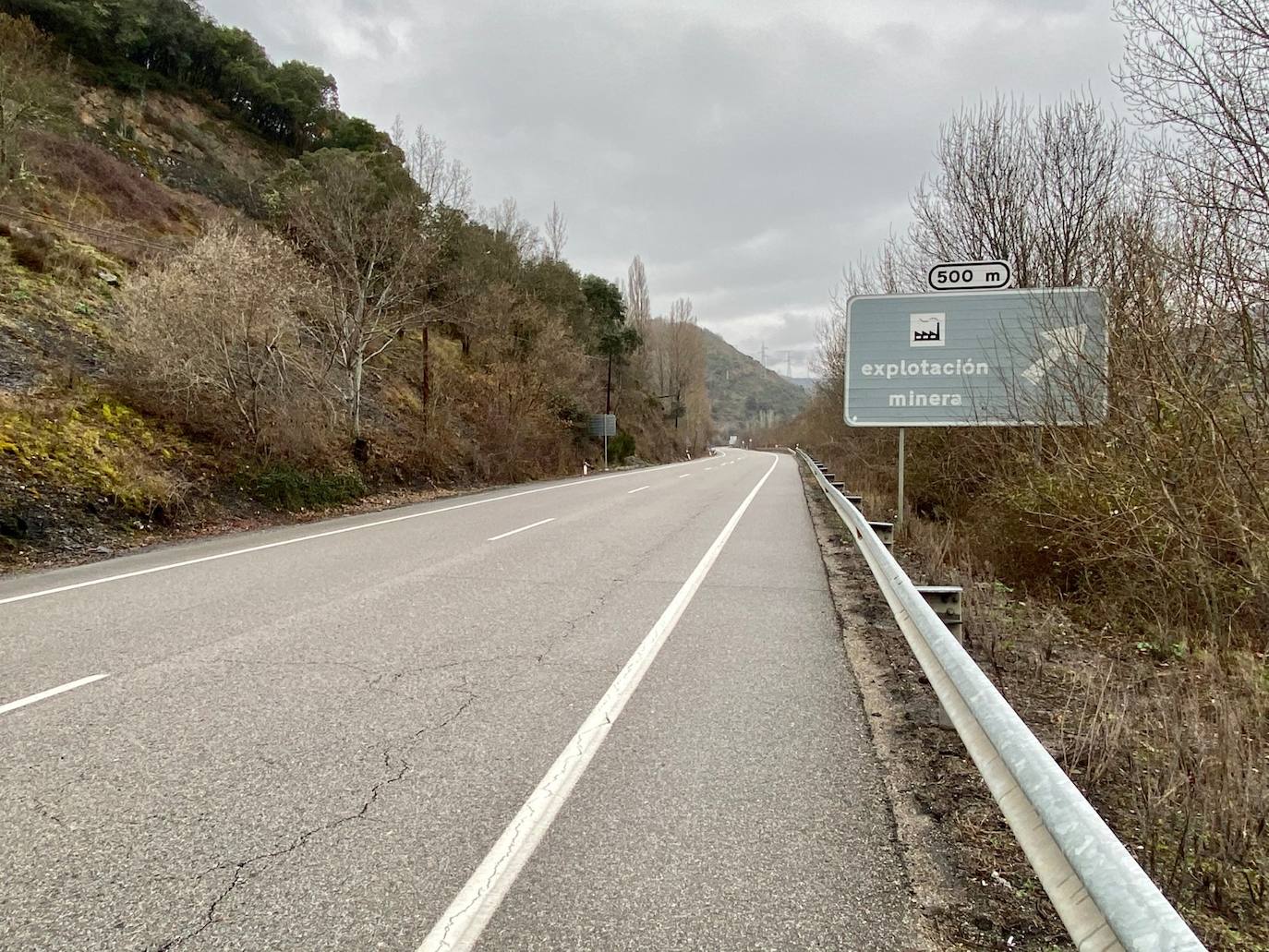 Baches y promesas unen El Bierzo con el Suroccidente Asturiano a la espera de la anhelada Ponferrada-La Espina. Mientras llega la ansiada conexión con la A-6 a la altura de Toreno, la actual carretera, muy obsoleta, sigue a la espera de mejoras imprescindibles para resultar mínimamente efectiva y viable para los conductores.