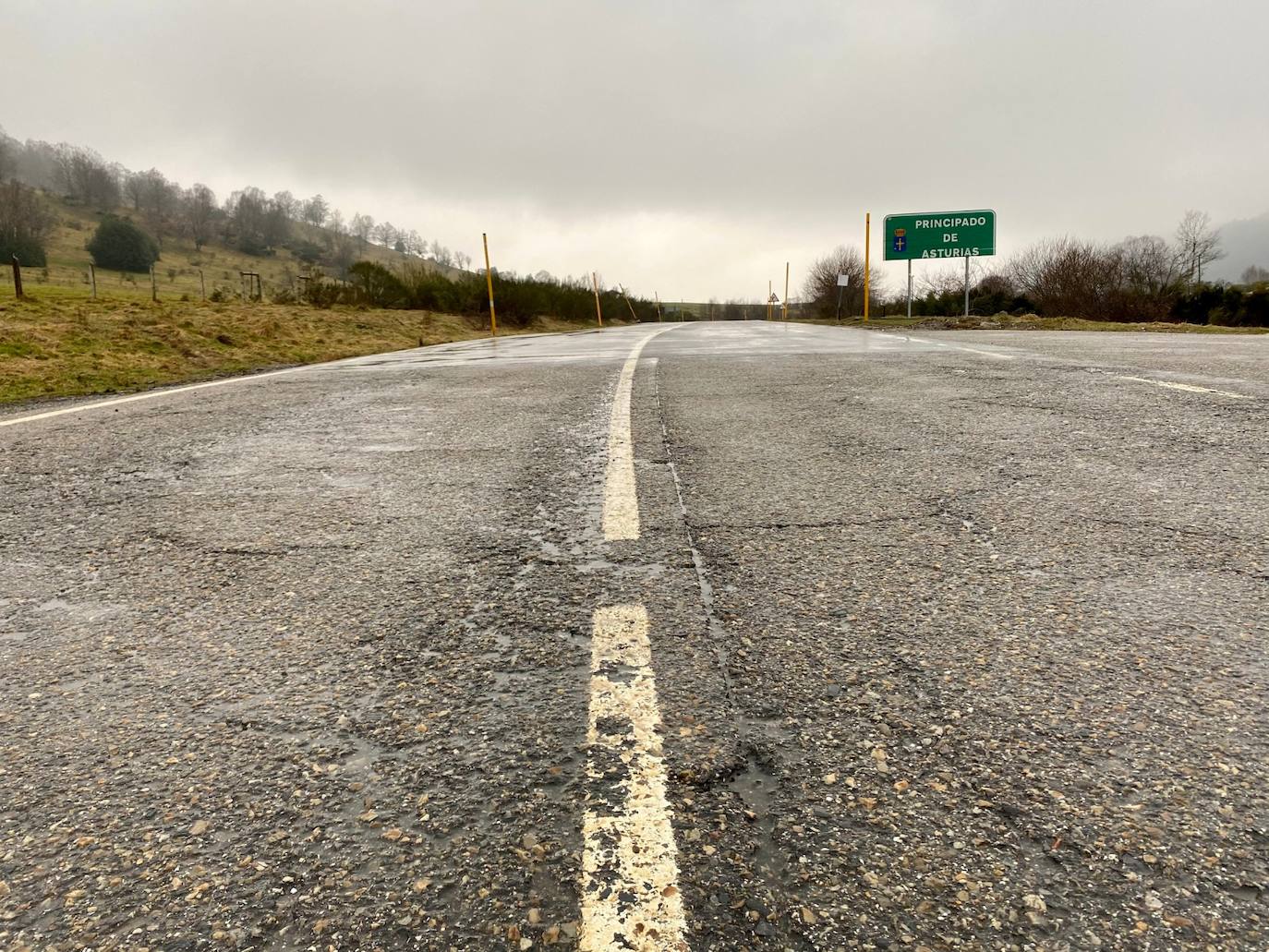 Baches y promesas unen El Bierzo con el Suroccidente Asturiano a la espera de la anhelada Ponferrada-La Espina. Mientras llega la ansiada conexión con la A-6 a la altura de Toreno, la actual carretera, muy obsoleta, sigue a la espera de mejoras imprescindibles para resultar mínimamente efectiva y viable para los conductores.