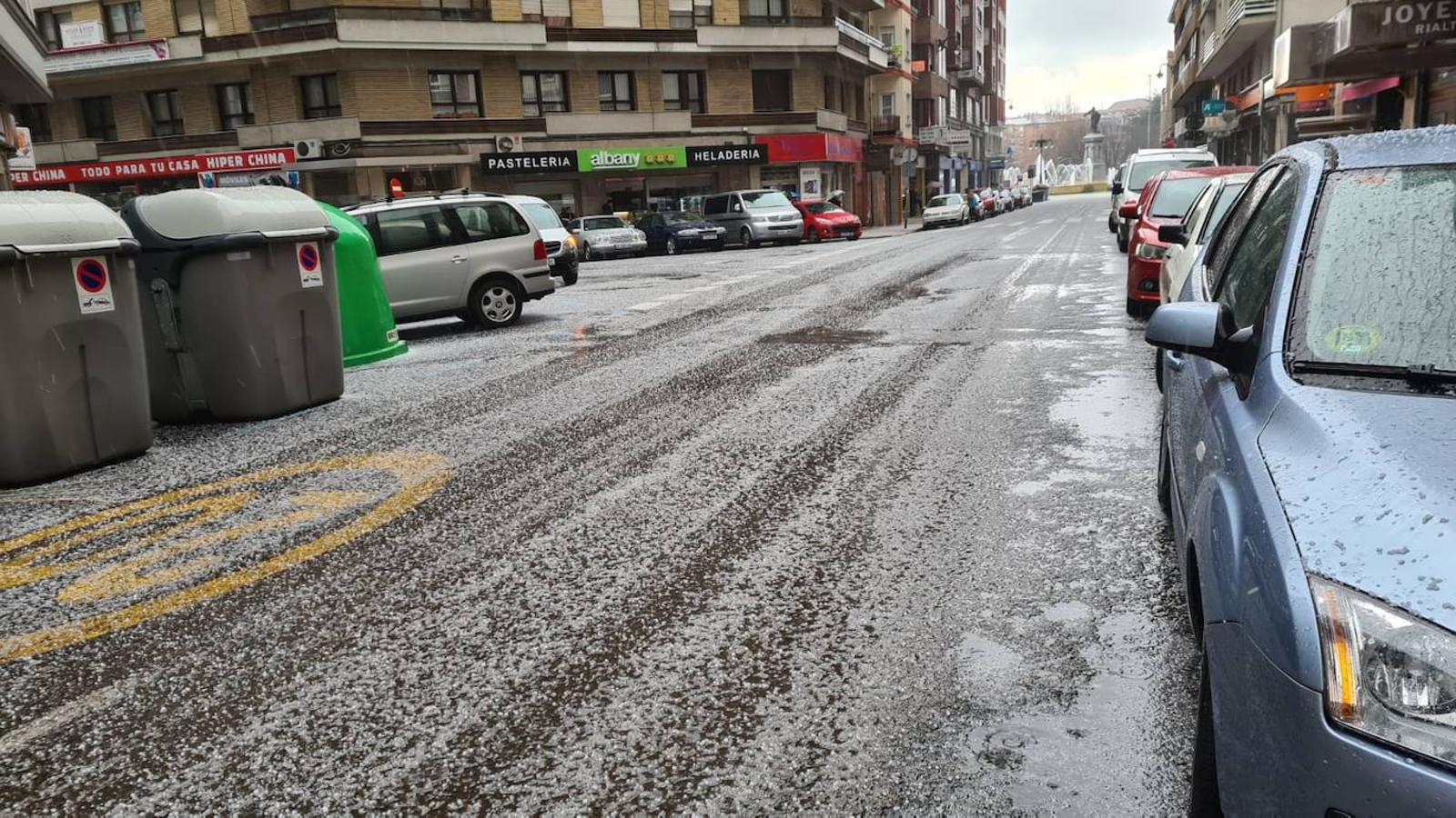 Una granizada histórica cubre las calles de León de blanco.