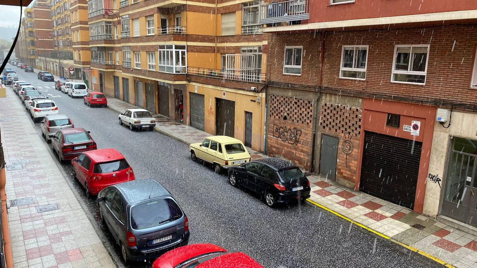 Una granizada histórica cubre las calles de León de blanco.