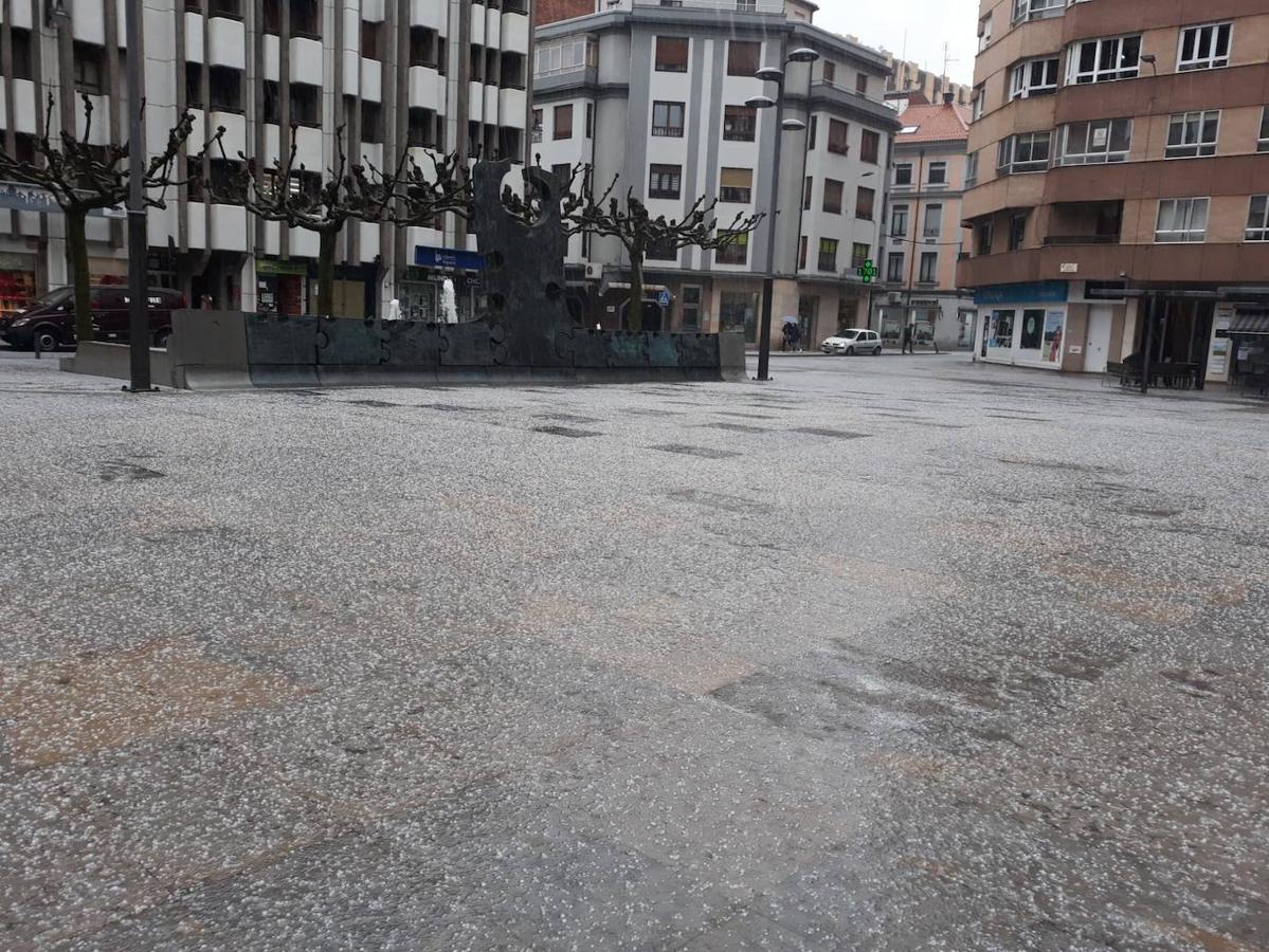 Una granizada histórica cubre las calles de León de blanco.