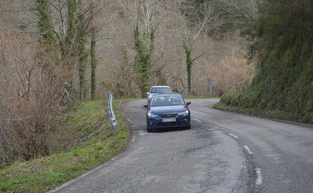 En varios puntos del Corredor de Narcea la calzada amenaza con 'envolver' los coches. 