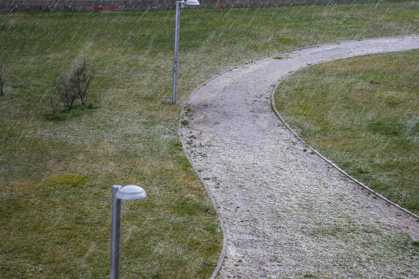 Una granizada histórica cubre las calles de León de blanco.