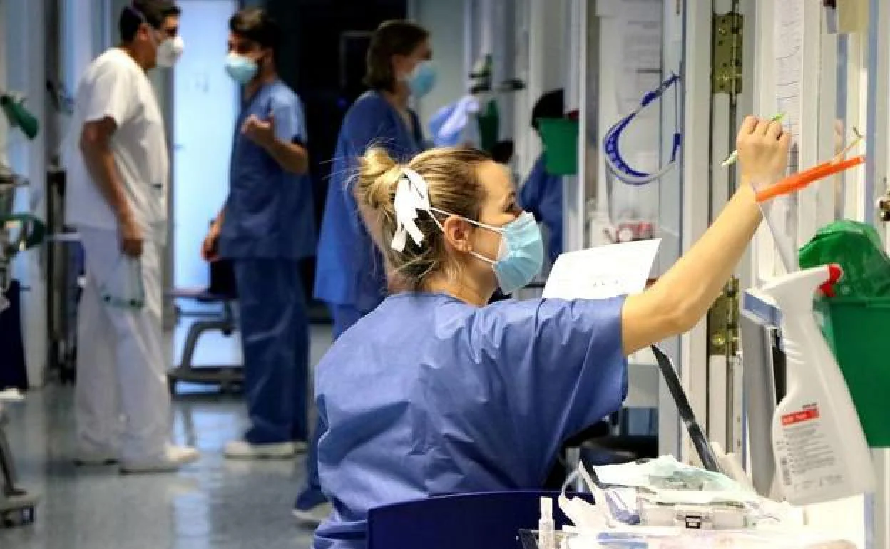 Una enfermera apunta datos en un hospital.