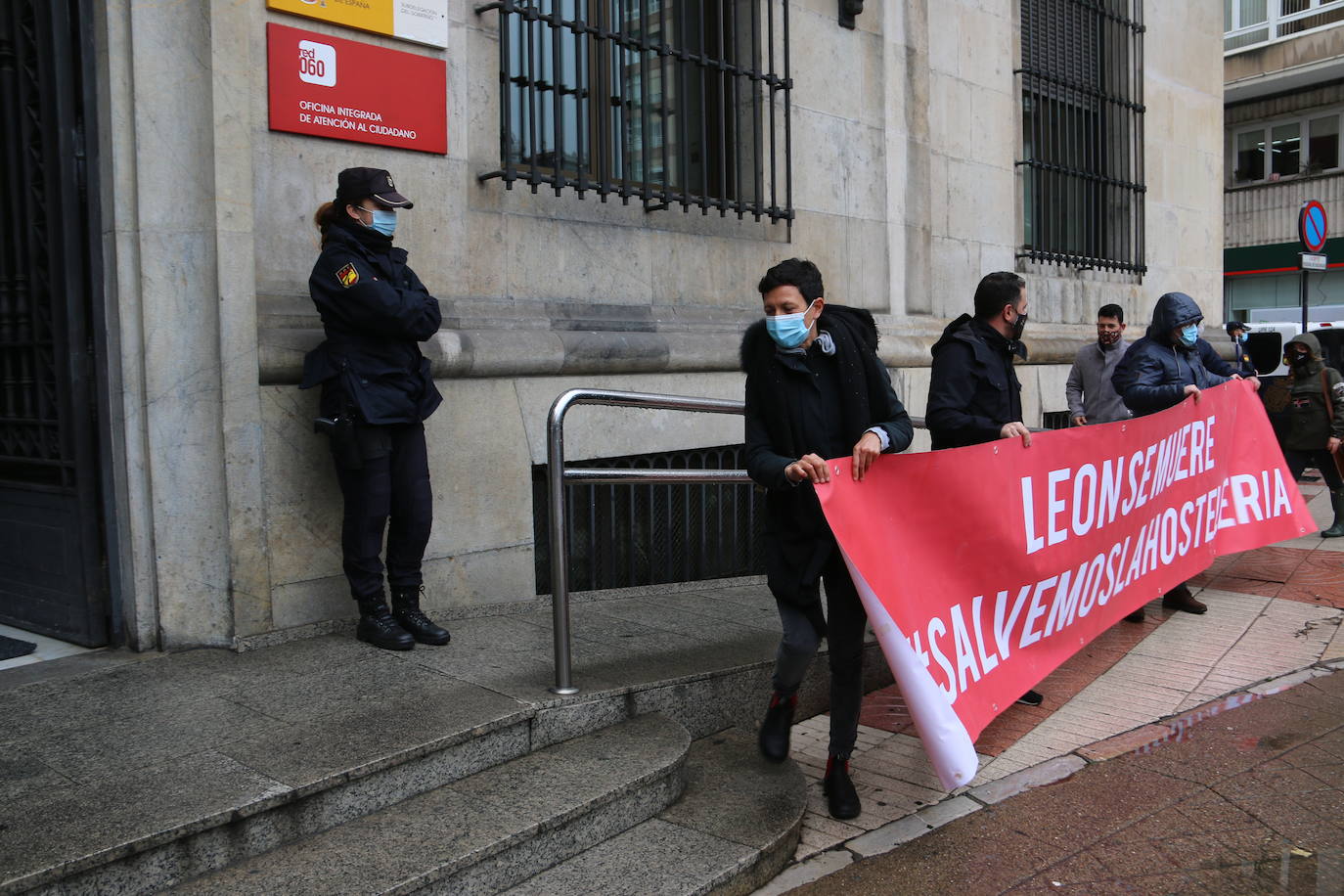 Una decena de personas se concentran a las puertas de la Subdelegación del Gobierno.