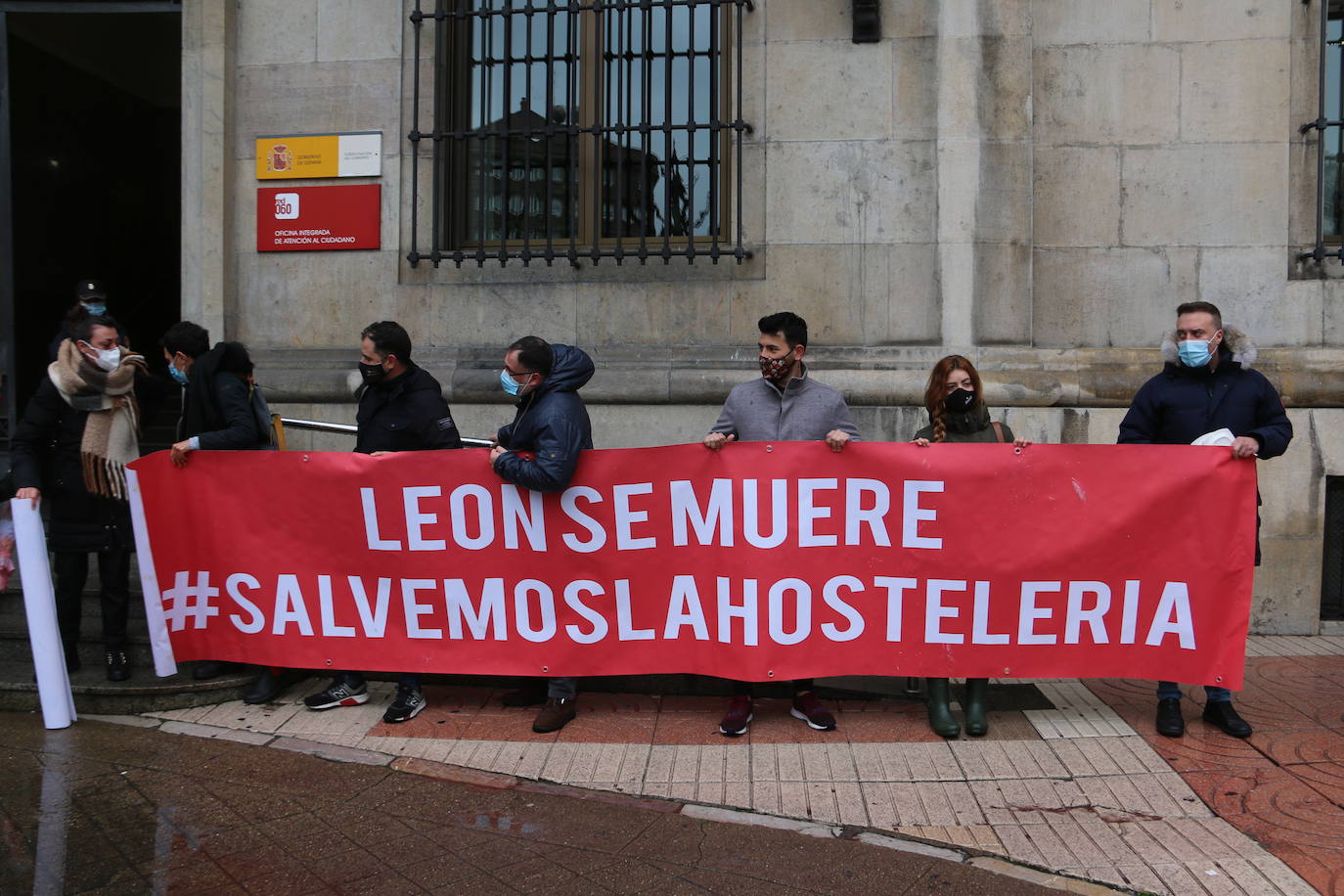 Una decena de personas se concentran a las puertas de la Subdelegación del Gobierno.