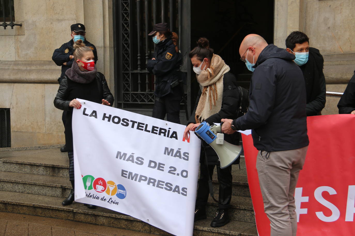 Una decena de personas se concentran a las puertas de la Subdelegación del Gobierno.