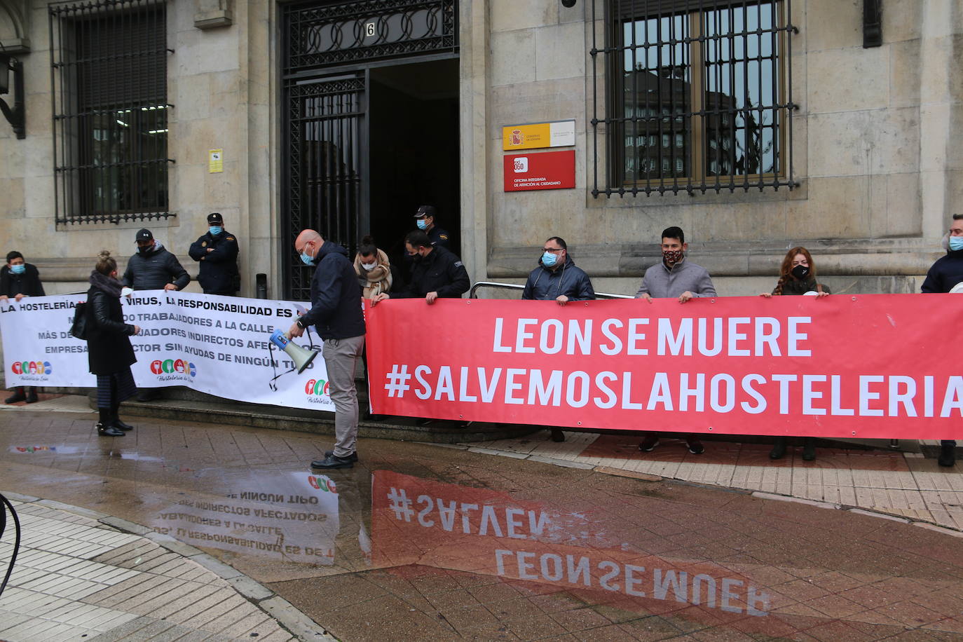 Una decena de personas se concentran a las puertas de la Subdelegación del Gobierno.