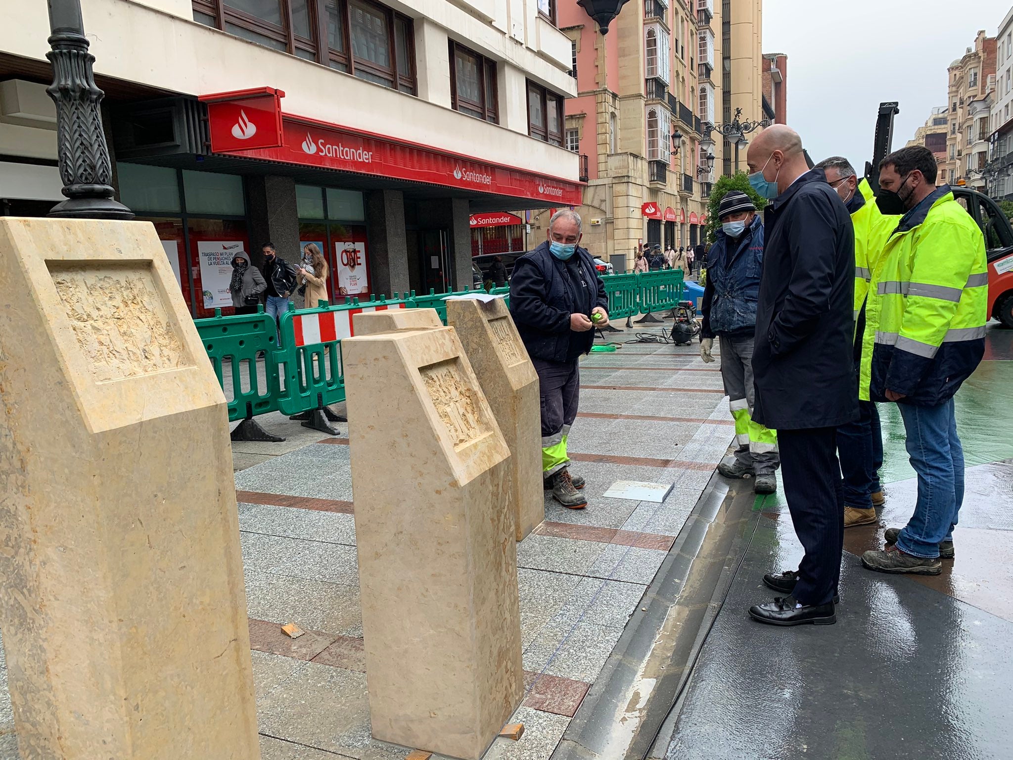 La instalación de unos monolitos con los reyes leoneses estaba previsto dentro de las obras de mejora del vial.