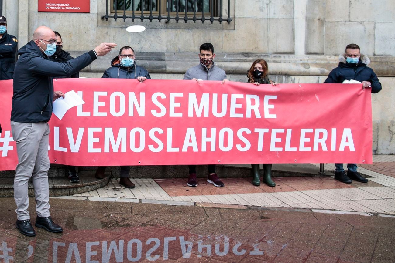 Una decena de personas se concentran a las puertas de la Subdelegación del Gobierno.