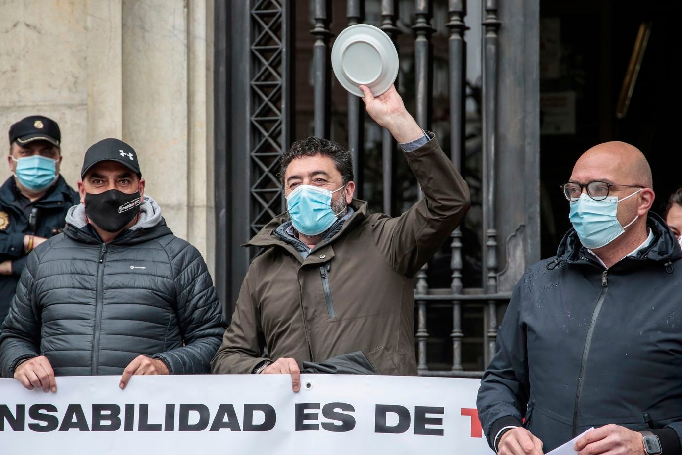 Una decena de personas se concentran a las puertas de la Subdelegación del Gobierno.