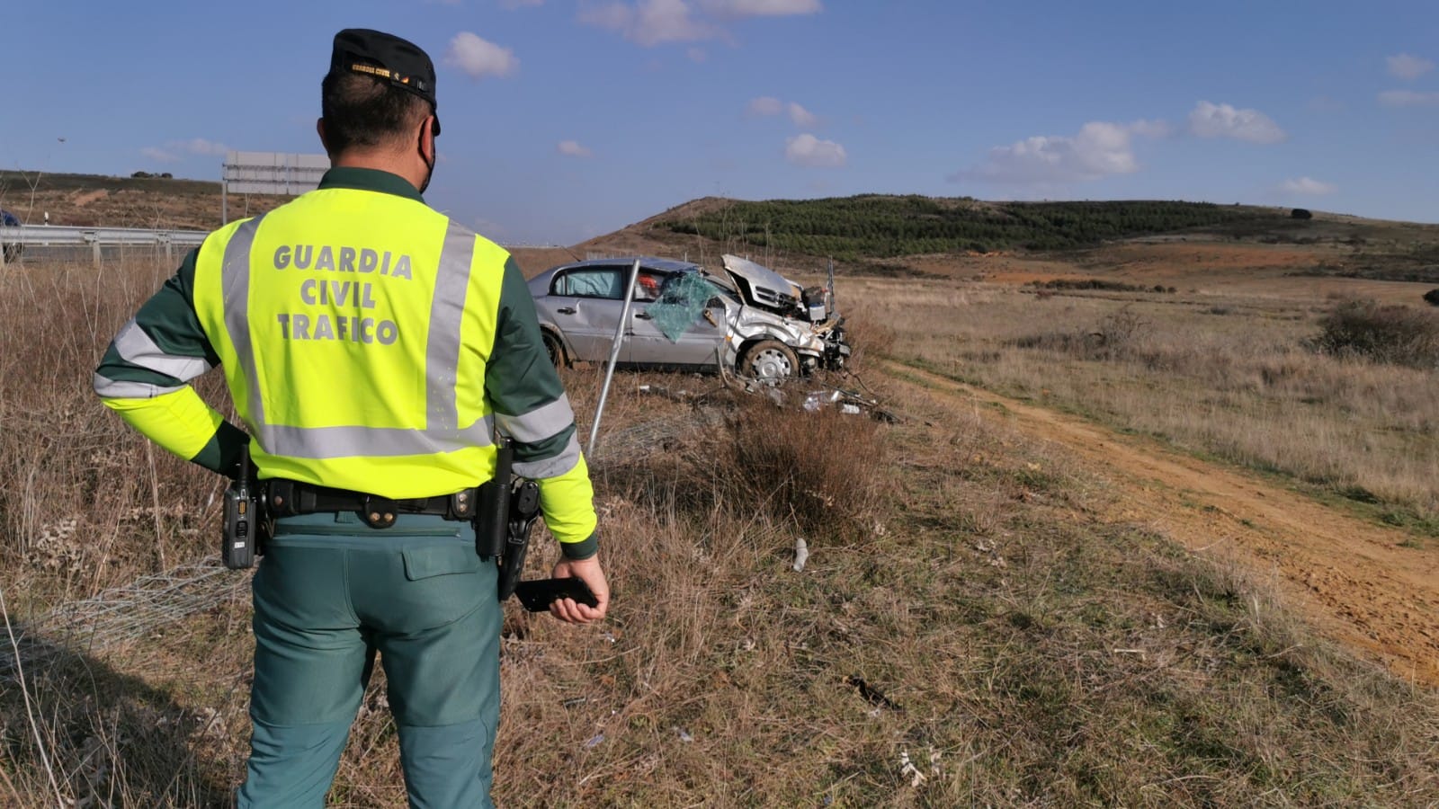 Tres personas personas resultan heridas en la salida de vía de un turismo en la autovía León-Valladolid. 