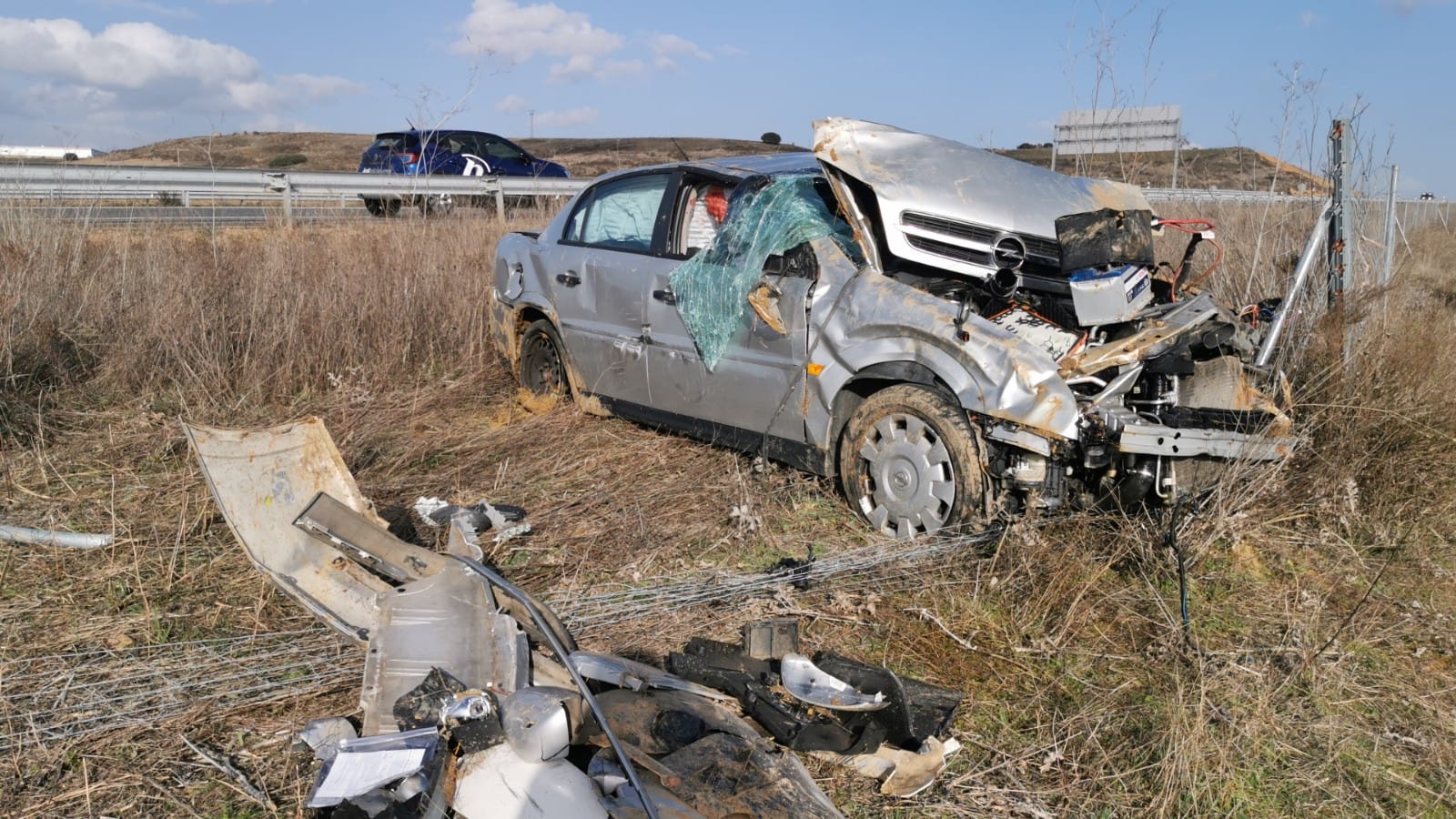 Tres personas personas resultan heridas en la salida de vía de un turismo en la autovía León-Valladolid. 