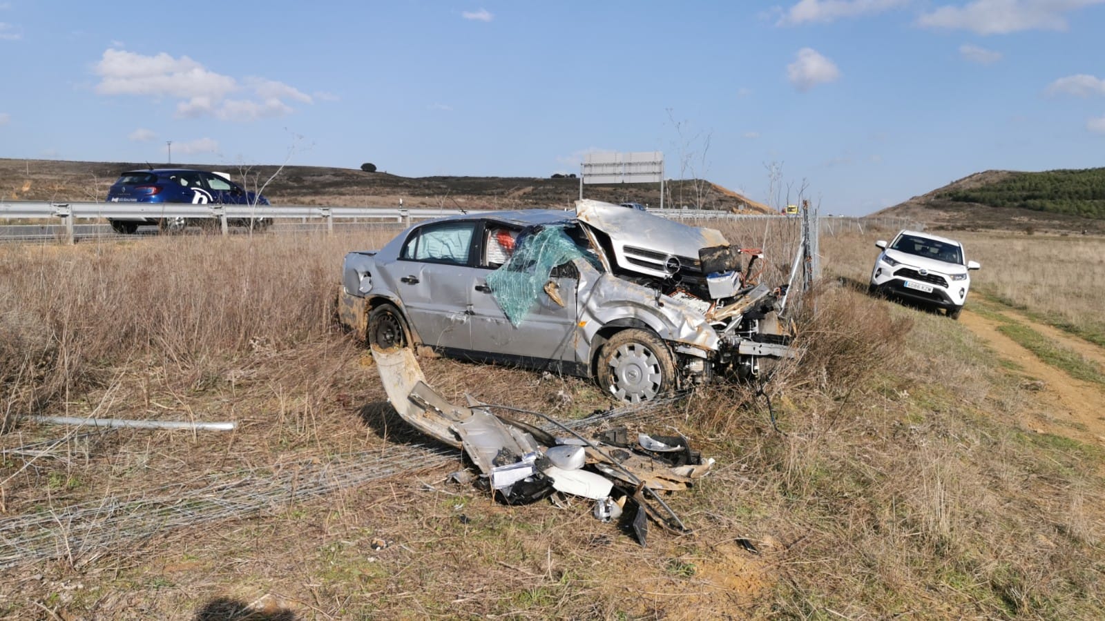 Tres personas personas resultan heridas en la salida de vía de un turismo en la autovía León-Valladolid. 