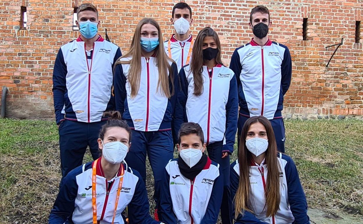 Blanca Fernández (abajo izquierda) y Marta García (abajo derecha), junto a todos los atletas de Castilla y León presentes en el Campeonato de Europa de Atletismo en Pista Cubierta de Torun.