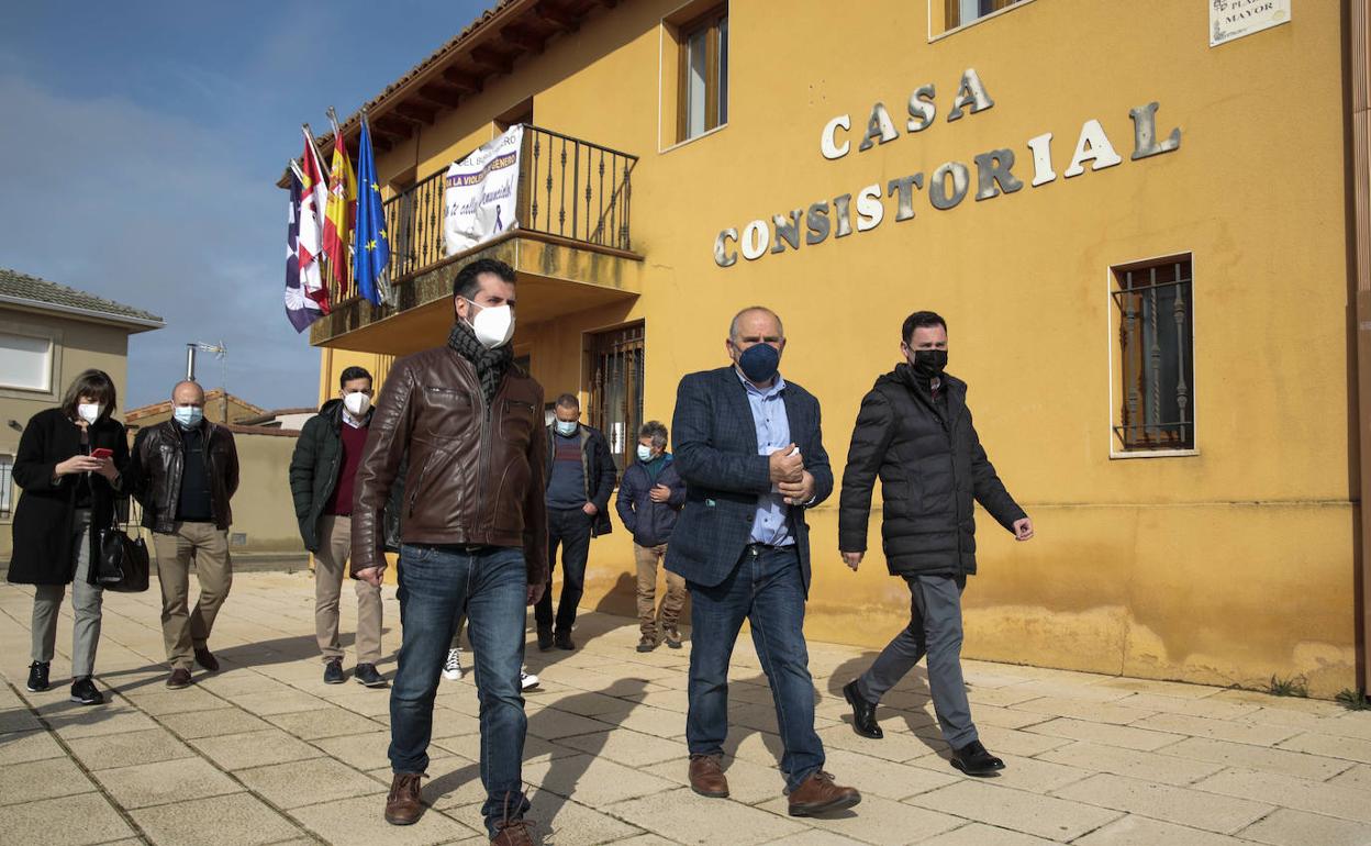 El secretario general del PSOE en Castilla y León, Luis Tudanca, visita el municipio de El Burgo Ranero. 