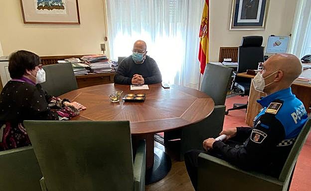 Imagen de la reunión entre Camino Cabañas, Faustino Sánchez y Juan Pablo Villanueva.