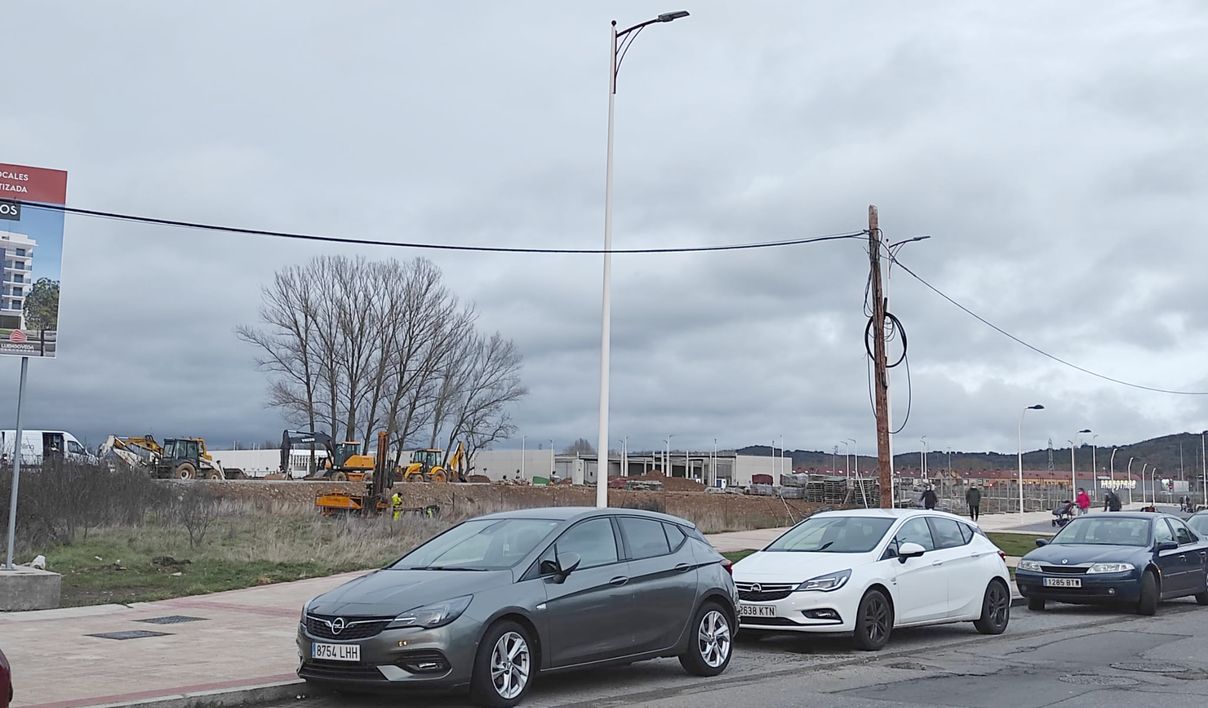 UPL reclama el soterramiento de los cables aéreos en los alrededores del nuevo Parque Comercial de La Granja. 