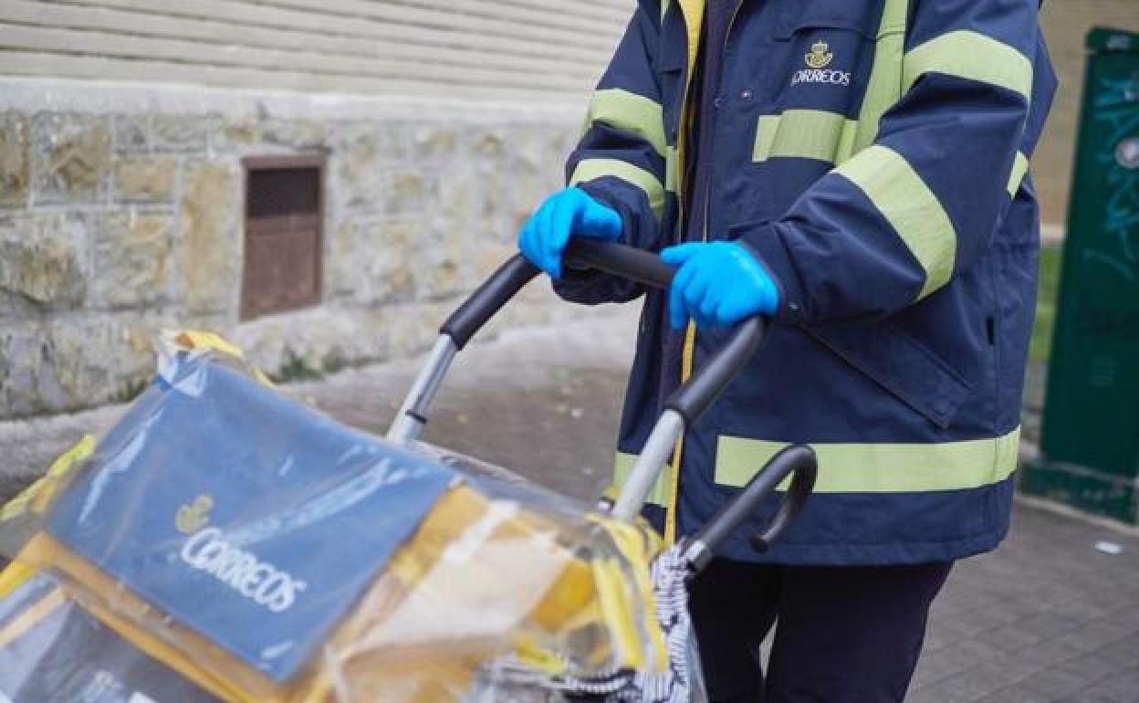 Un trabajador de Correos en un reparto de correspondencia. 