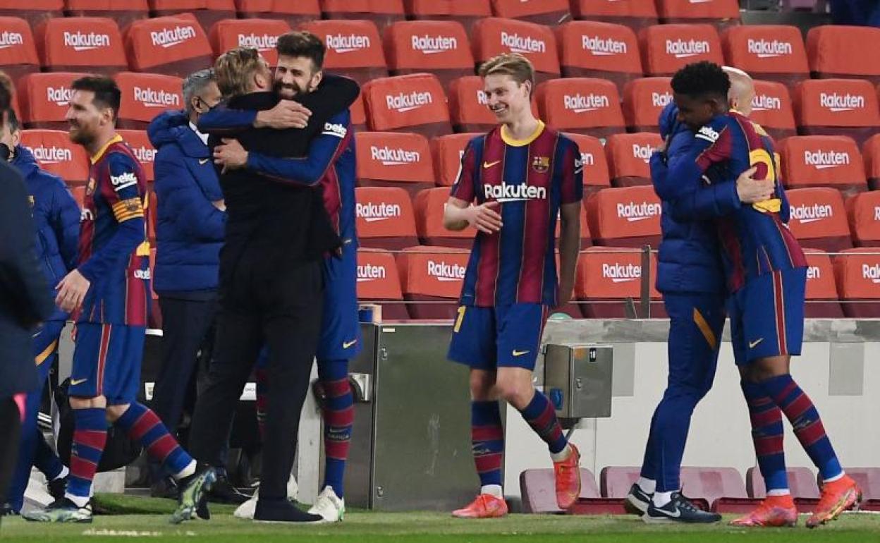 Koeman abraza a Piqué tras la remontada del Barça en la semifinal de Copa. 