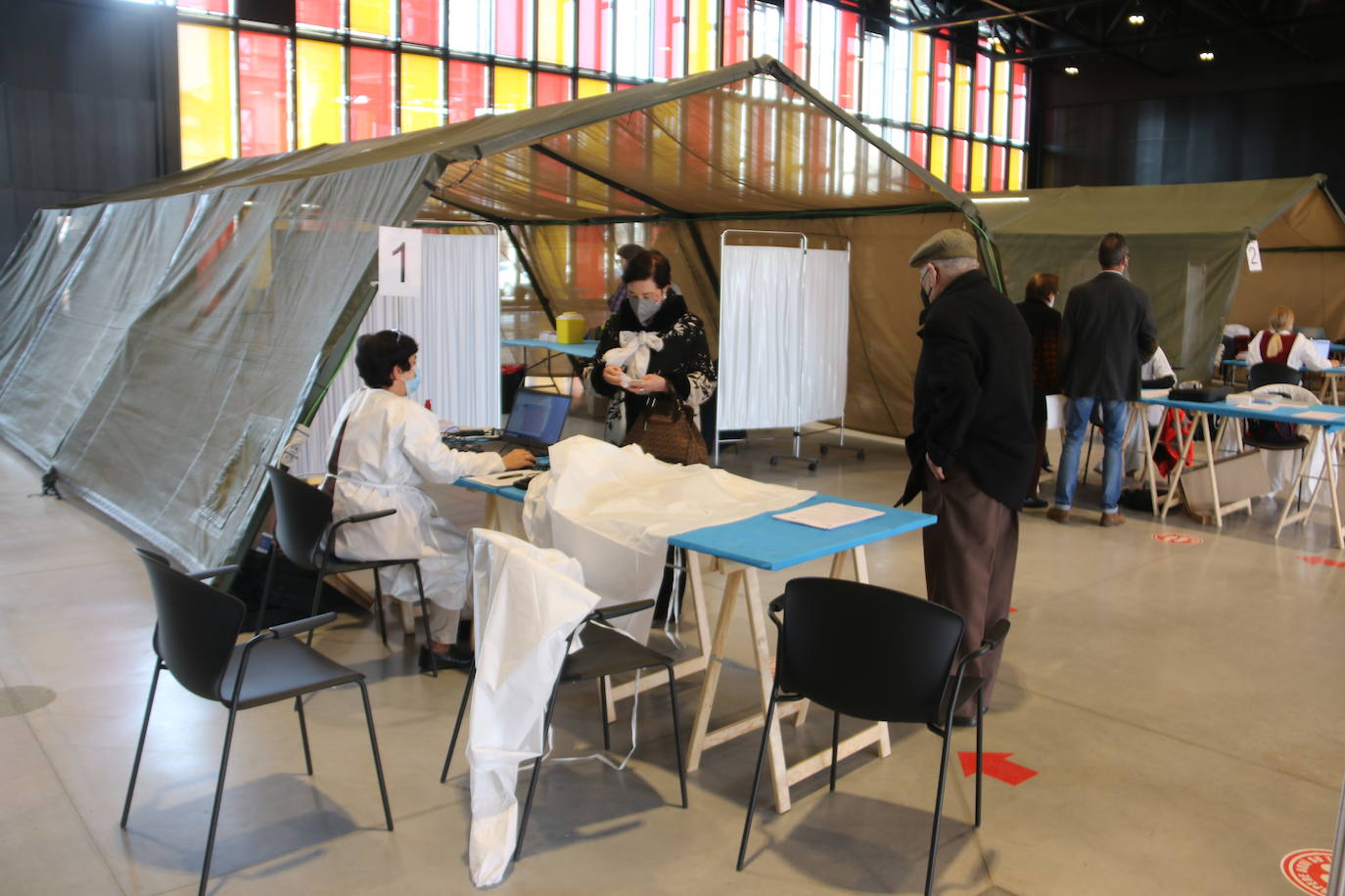 Fotos: Vacunación a mayores de 80 años en el Palacio de Exposiciones