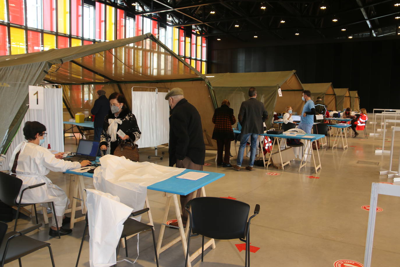 Fotos: Vacunación a mayores de 80 años en el Palacio de Exposiciones