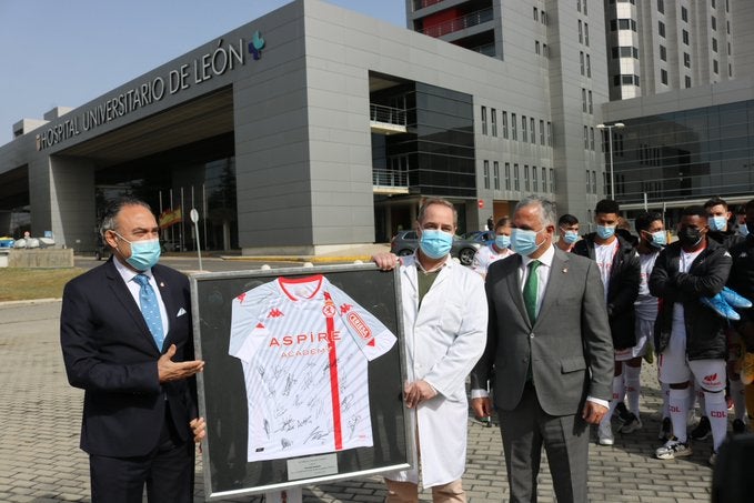 Fotos: La Cultural reconoce la labor del Hospital de León