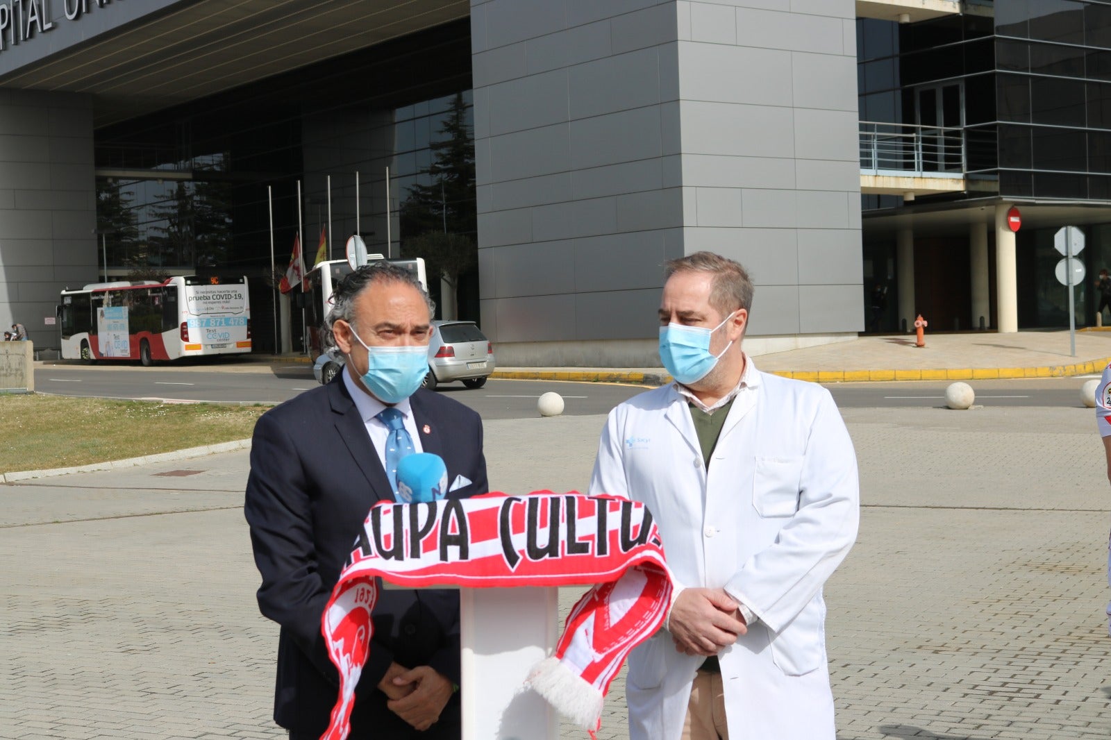 Fotos: La Cultural reconoce la labor del Hospital de León