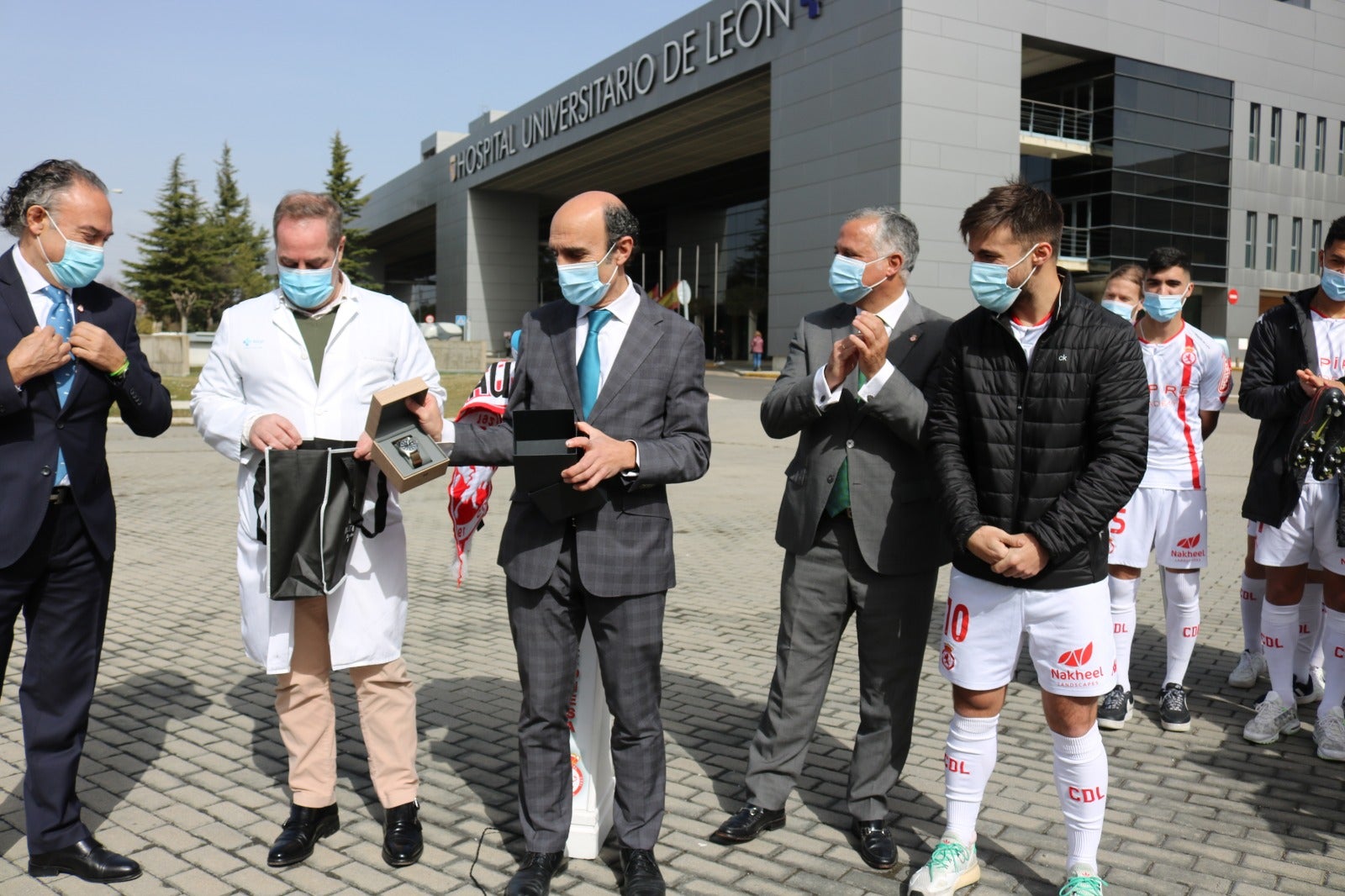 Fotos: La Cultural reconoce la labor del Hospital de León