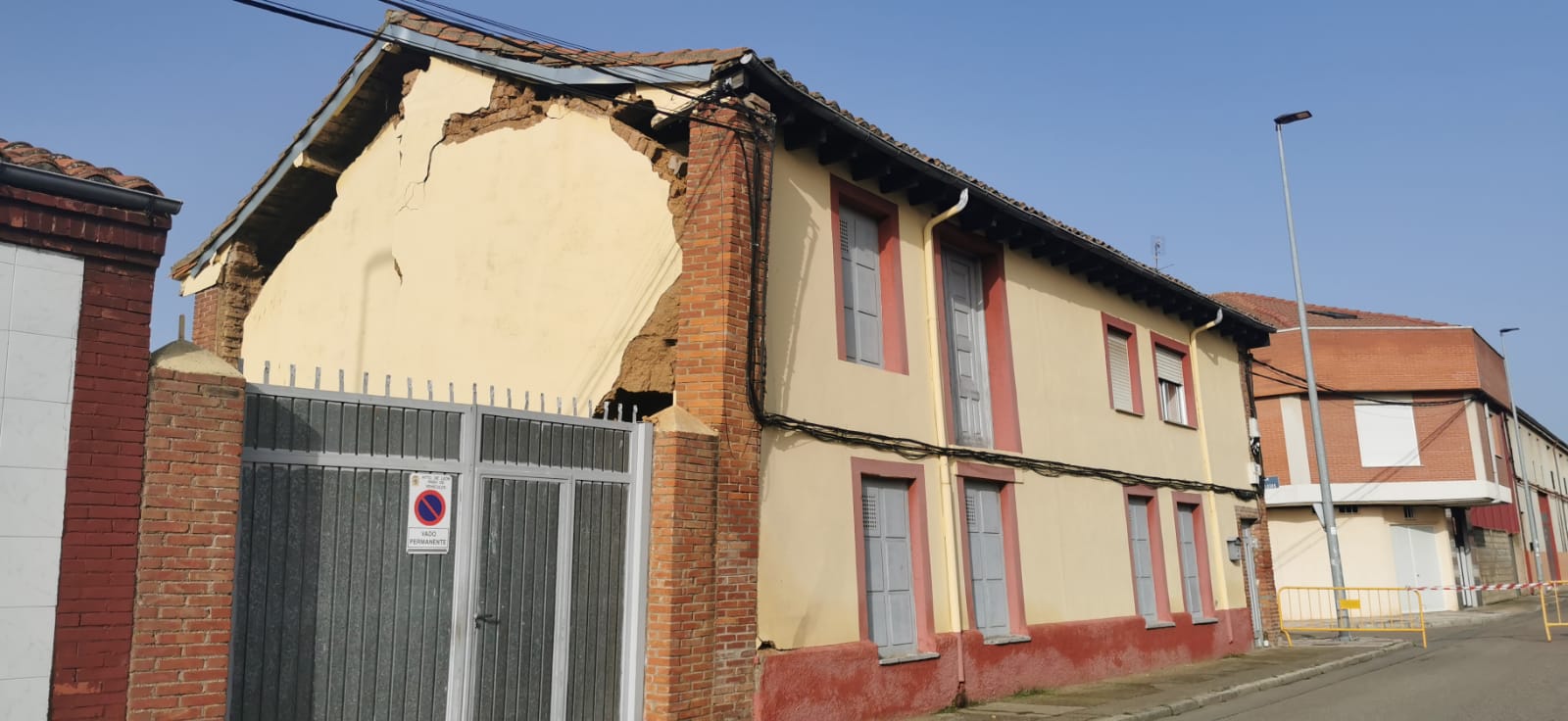 Una vivienda se abre en dos de madrugada en Armunia con una familia en el interior | Efectivos de Policía Local y Bomberos León se han desplazado a la zona | La vivienda presenta un pésimo estado y se procederá a su demolición. 