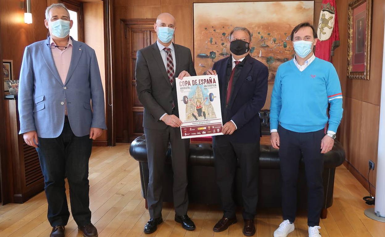 El alcalde de León, José Antonio Diez, y el presidente de la Federación Española de Halterofilia, Constantino Iglesias, posan con el cartel de la Copa de España.