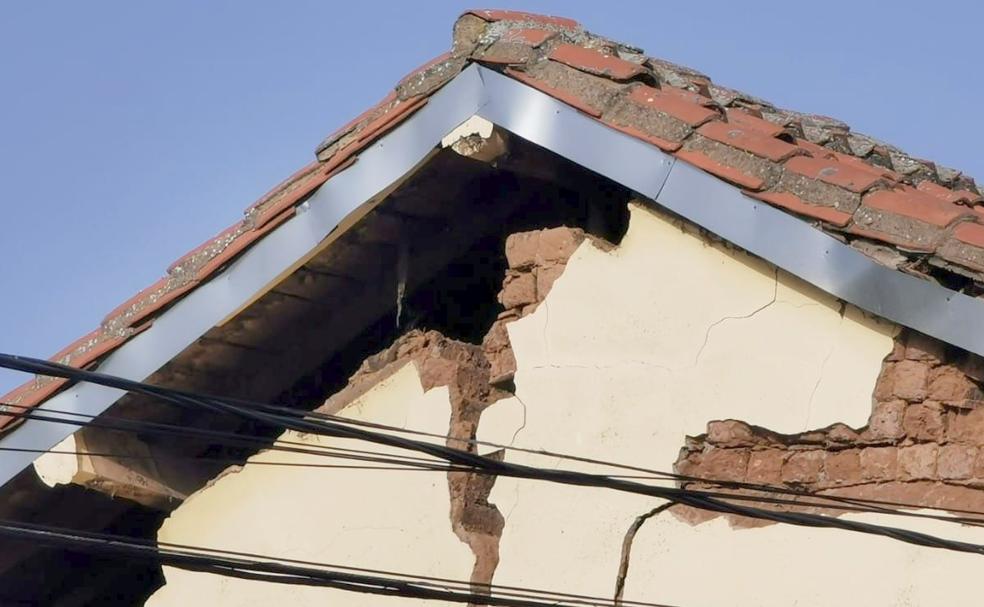 Imagen de la vivienda, tras las enormes grietas abiertas a primera hora de la mañana.