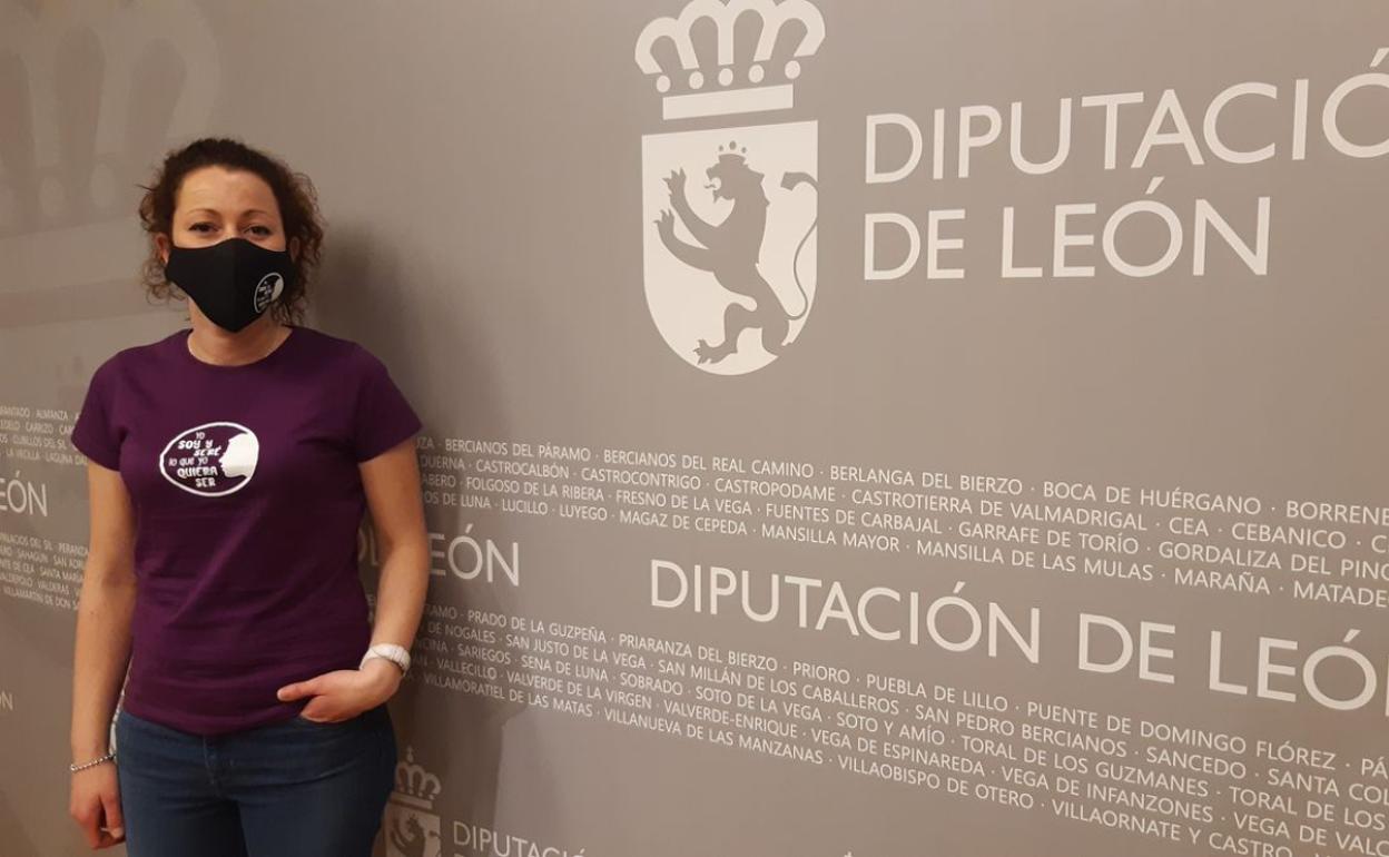 La diputada del área, Carolina López Arias, posa con una camiseta conmemorativa del 8M.