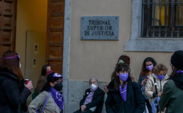 Varias personas de asociaciones feministas esperan a la puerta del Tribunal Superior de Madrid su decisión sobre las manifestaciones del 8-M.