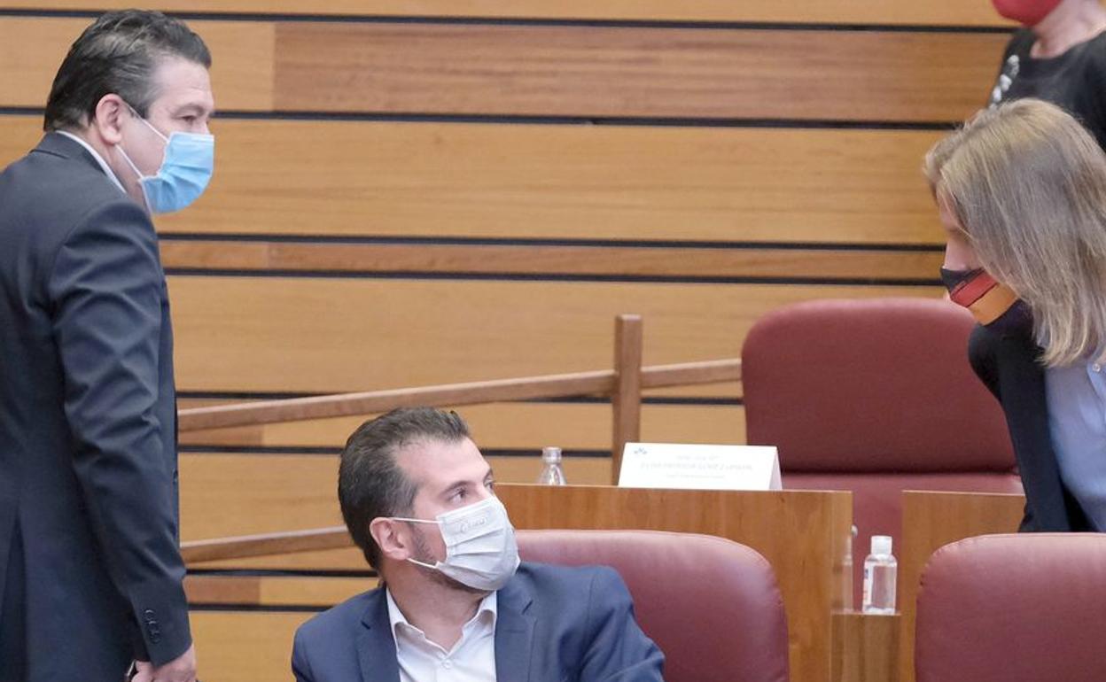 Luis Tudanca (PSOE), en el centro, junto a Luis Mariano Santos (UPL) y Pablo Fernández (Podemos).