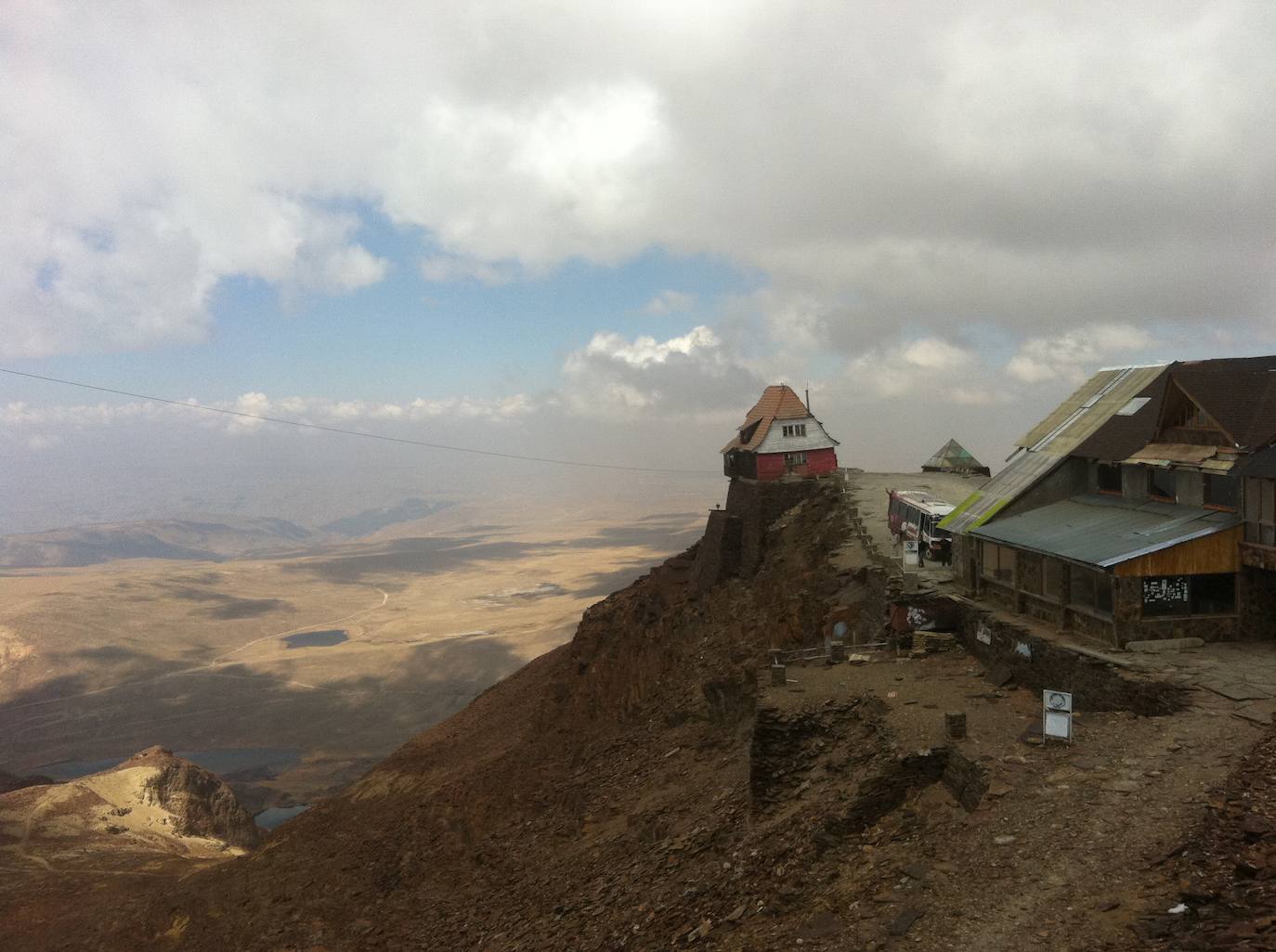 TIPI EN CHATALCAYA (BOLIVIA) | El refugio se encuentra a 5.420 metros de altura y en pleno Chacaltaya, un monte de la Cordillera Real. Al principio se usaba para dar servicio a la estación de esquí de Bolivia, pero esta desapareció en 2009 al igual que el glaciar que se encontraba en la zona desde hace 18.000 años. Ahora, la única pista de que todo ello existió es esta construcción de madera al borde del precipicio.