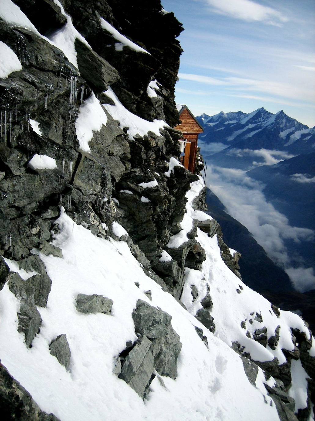 REFUGIO SOLVAY (SUIZA) | Su ubicación da auténtico vértigo, ya que se encuentra situado a una altura de 4.003 metros y a solo 475 metros por debajo de la cima de Matterhorn (4.478 m). Para acceder a él se necesita tener experiencia en alpinismo y escalada, además de ir equipado con el material necesario.