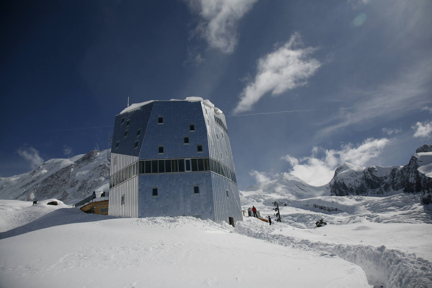 REFUGIO MONTE ROSA (SUIZA) | Por su forma particular y su carcasa de aluminio plateado, este innovador edificio recuerda a un cristal de roca. Aunque la forma no es lo único innovador aquí, también la tecnología utilizada y la gestión de la energía se han aventurado con alternativas completamente nuevas.Está instalado a 2.810 metros de altura en la 'Untere Platje', un imponente riñón rocoso que surge entre los glaciares de Grenz, Gorner y del Monte Rosa, en pleno corazón de los Alpes suizos.