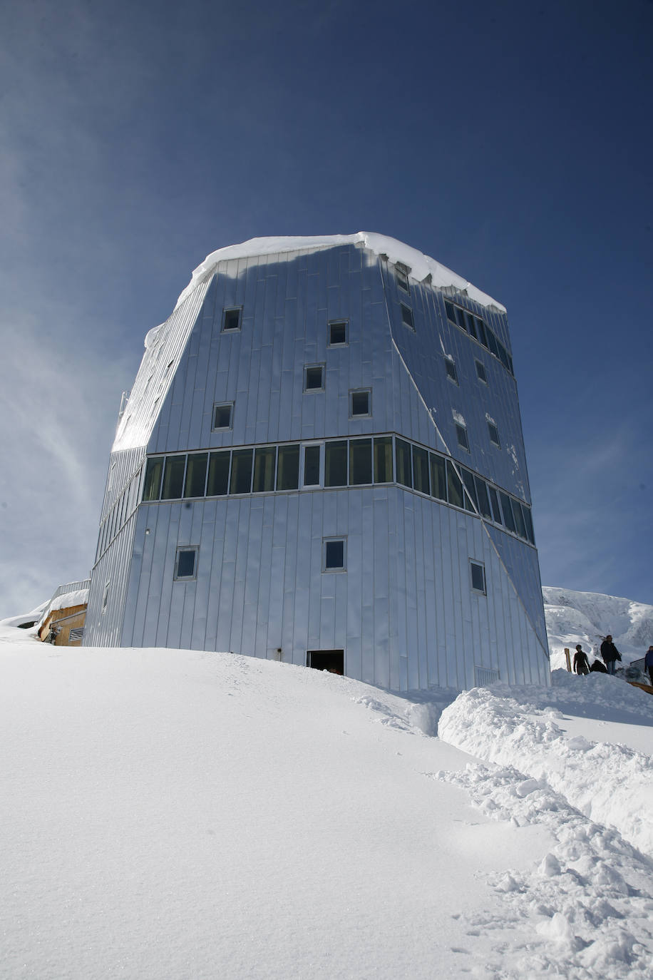 REFUGIO MONTE ROSA (SUIZA) | Por su forma particular y su carcasa de aluminio plateado, este innovador edificio recuerda a un cristal de roca. Aunque la forma no es lo único innovador aquí, también la tecnología utilizada y la gestión de la energía se han aventurado con alternativas completamente nuevas.Está instalado a 2.810 metros de altura en la 'Untere Platje', un imponente riñón rocoso que surge entre los glaciares de Grenz, Gorner y del Monte Rosa, en pleno corazón de los Alpes suizos.