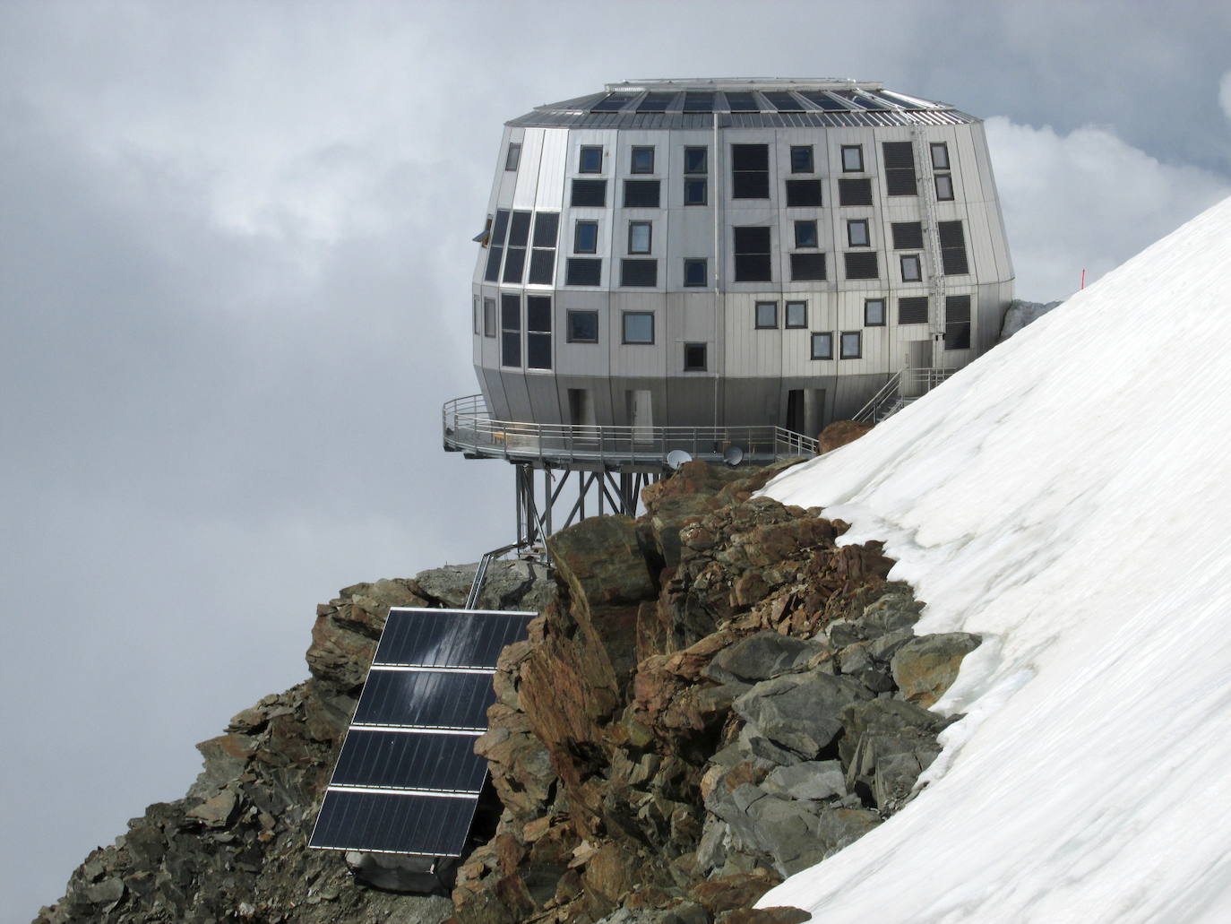 REFUGIO DE GOÛTER (FRANCIA) | Una de las rutas más conocidas en el ascenso al Mt. Blanc es la ruta Goûter. Allí se encuentr este imponente y moderno refugio situado a 3.835 metros de altitud. Puede alojar a 160 alpinistas y, además, cuenta con los últimos avances a nivel de sostenibilidad, tecnología y utilización de las energías renovables.