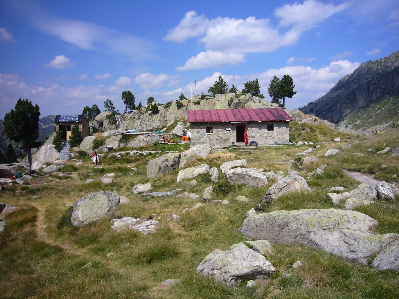 REFUGIO DE SABOREDO (LLEIDA) | En pleno valle de Ruda se alza este refugio, que fue inaugurado 1969. Se encuentra en una pequeña loma sobre el lago inferior de Saboredo. Forma parte, junto con el refugio de Colomers, de la ruta de Carros de Foc en pleno Pirineos y dispone de un total de 21 plazas. Un pequeño y acogedor refugio a 2.310 metros de altitud y con unas vistas impresionantes.